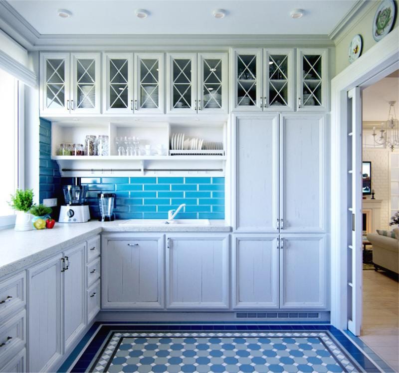 Color azul y azul en el interior de la cocina.