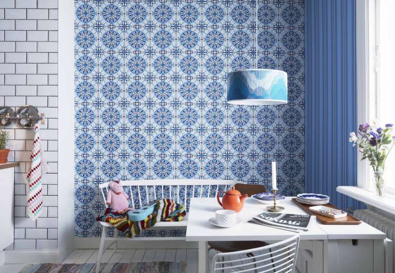 Papel pintado azul en el interior de la cocina.