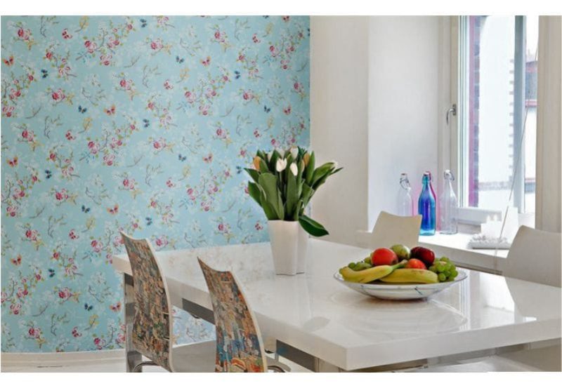 Papel pintado azul en el interior de la cocina.