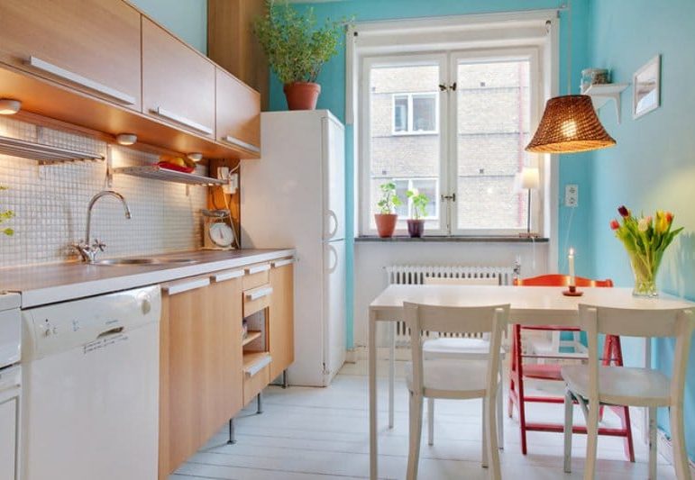 Paredes azules en el interior de la cocina.