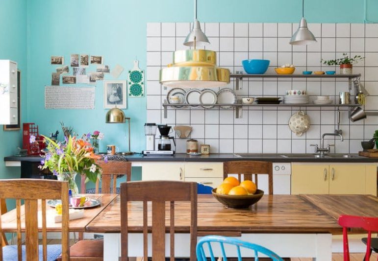Paredes azules en el interior de la cocina.