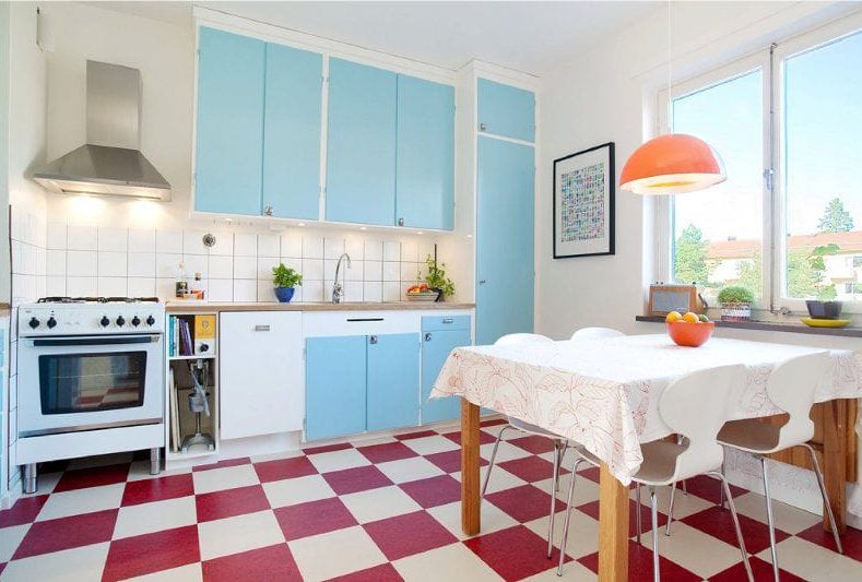 Color rojo y azul en el interior de la cocina.