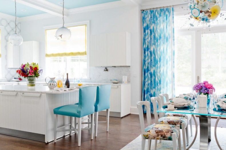 Cocina de techo azul