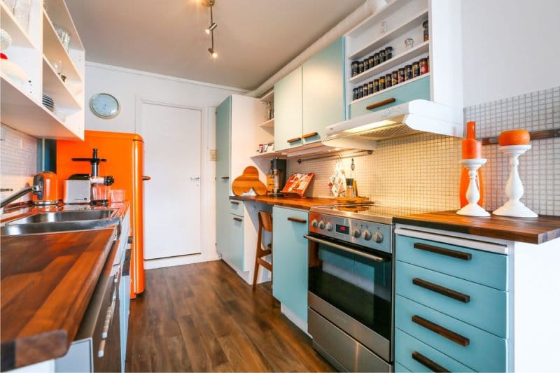 Color naranja-azul en el interior de la cocina.