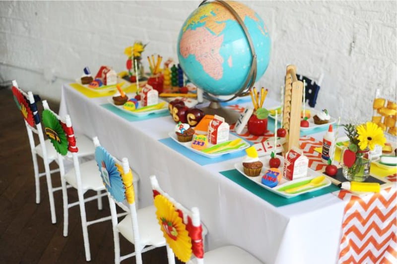 Mesa infantil festiva no estilo da escola