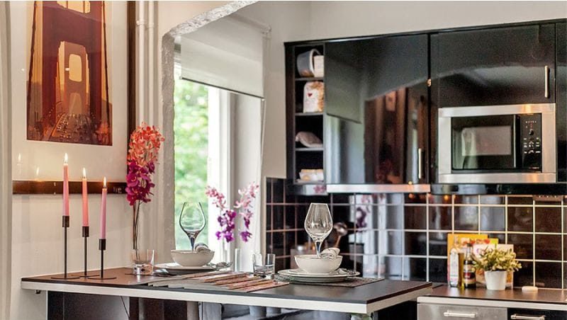 Arco inglese all'interno della cucina-soggiorno