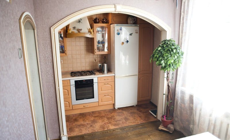 Arco inglese all'interno tra la cucina e il soggiorno