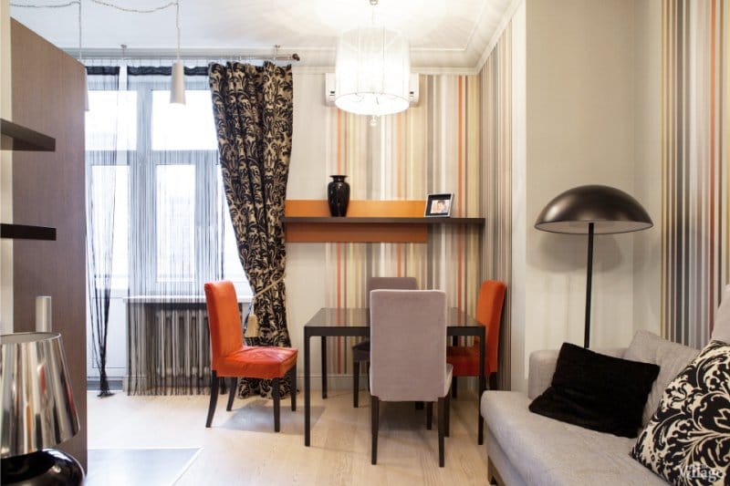 Zwarte en oranje kleur in het interieur van de keuken