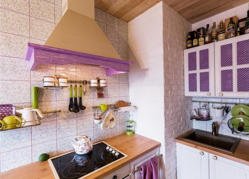 Provence stil kjøkkeninnredning med lilla aksenter