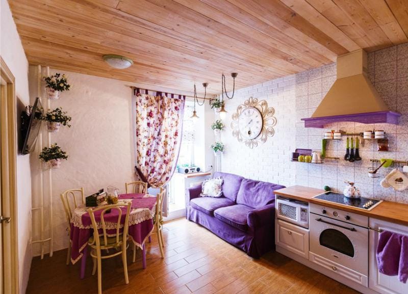 Provence stil kjøkkeninnredning med lilla aksenter