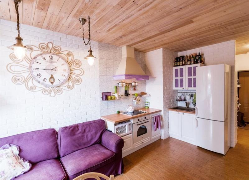 Provence stil kjøkkeninnredning med lilla aksenter