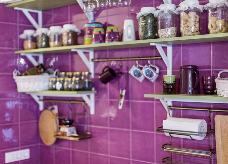 Provence stil kjøkkeninnredning med lilla aksenter