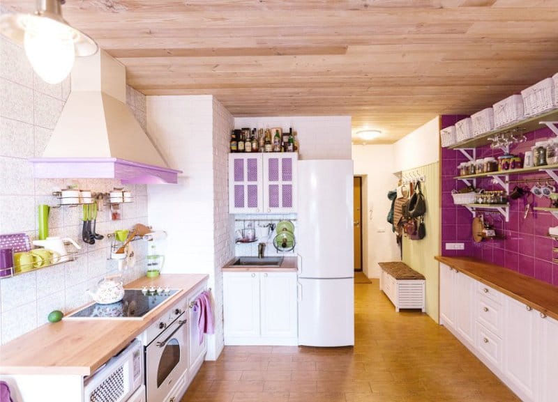 Provence stil kjøkkeninnredning med lilla aksenter
