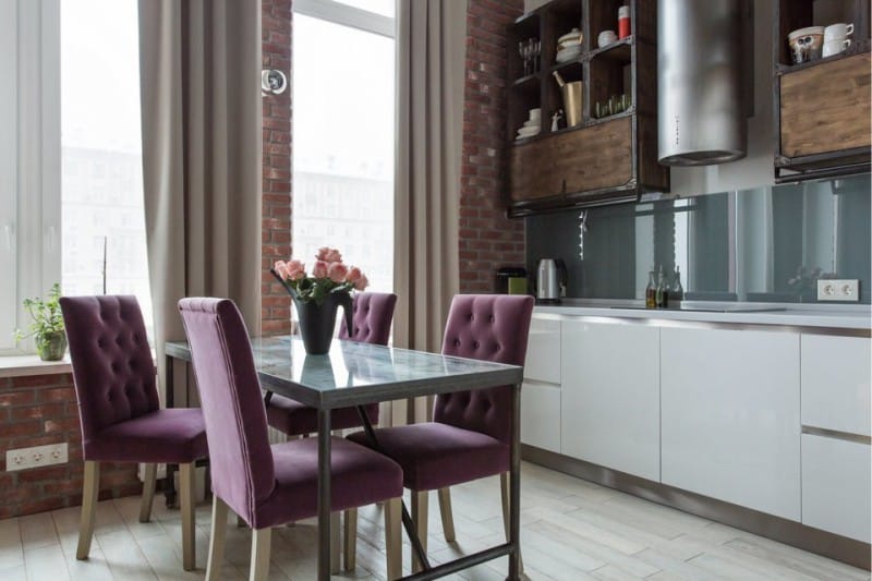 Loft-stil kjøkken med lilla polstrede stoler