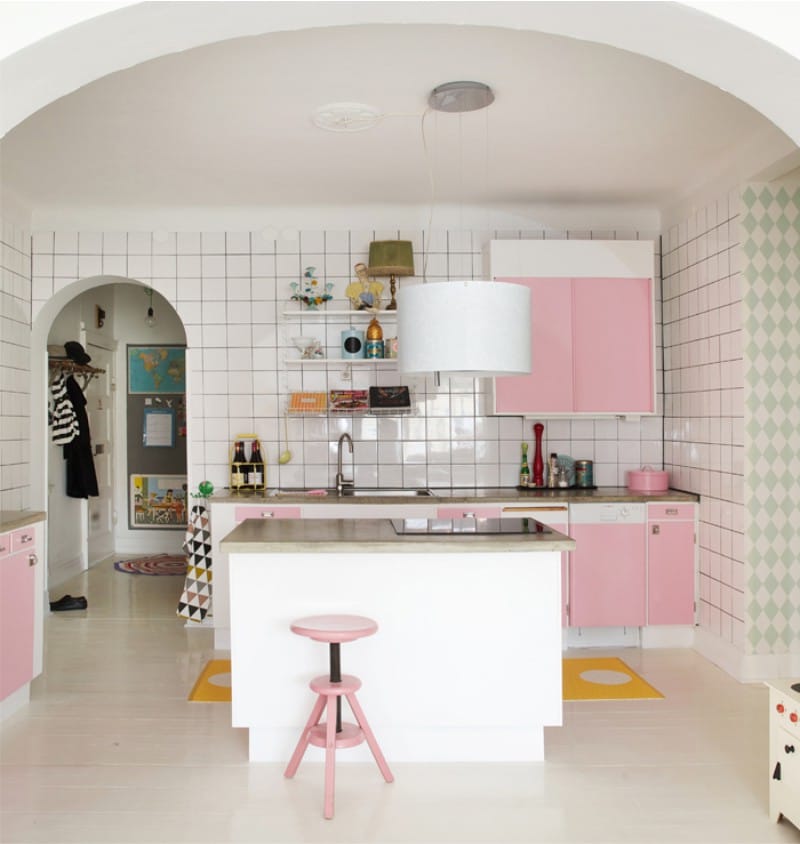 Arco romanico all'interno della cucina in stile moderno.
