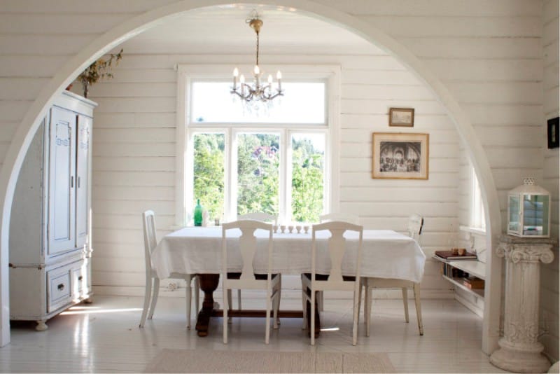 Ampio arco a tutto sesto all'interno della sala da pranzo