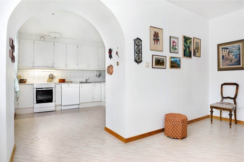 Ampio arco romantico nell'interno della cucina
