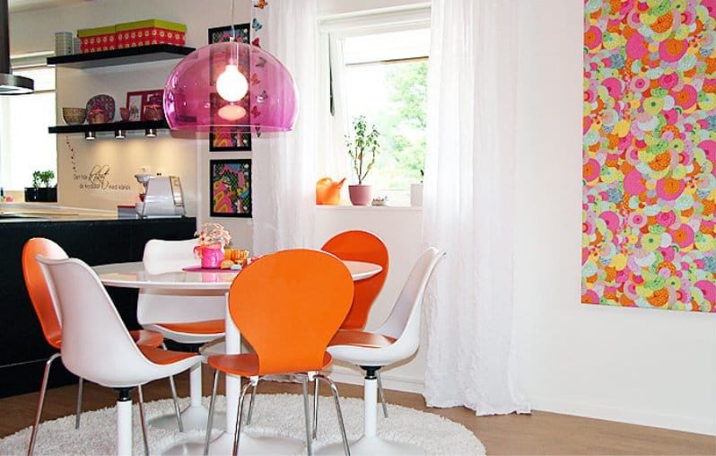 De combinatie van roze en oranje in het interieur van de keuken