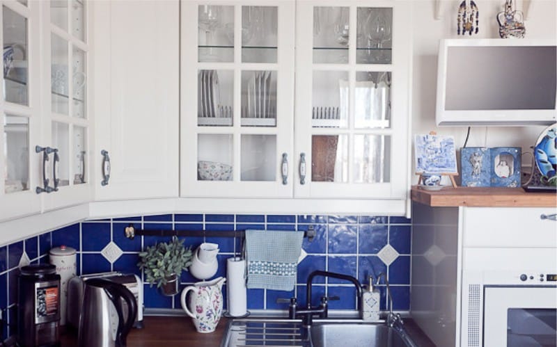 Interieur van de witte en blauwe keuken met Gzhel geschilderde gerechten