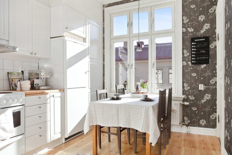 Bruin behang in het interieur van de keuken