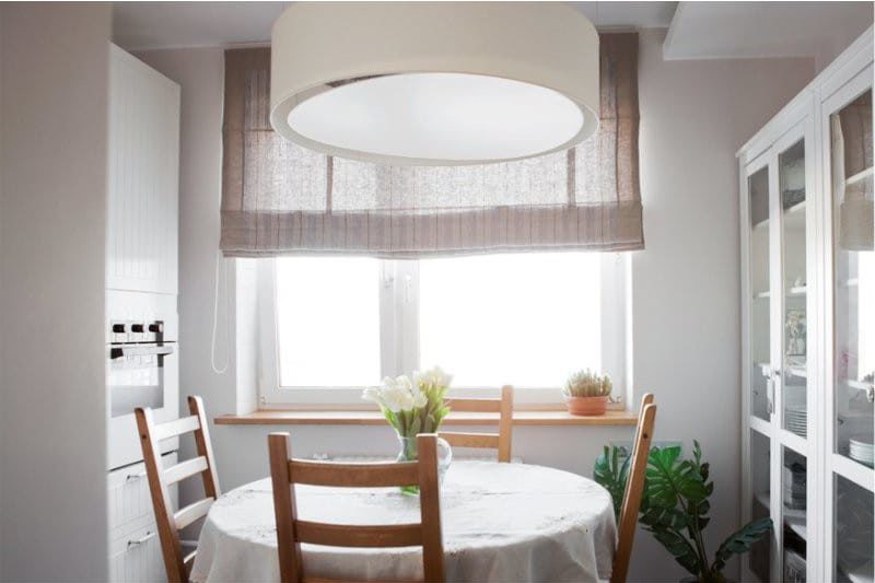 Bruine gordijnen in het interieur van de keuken