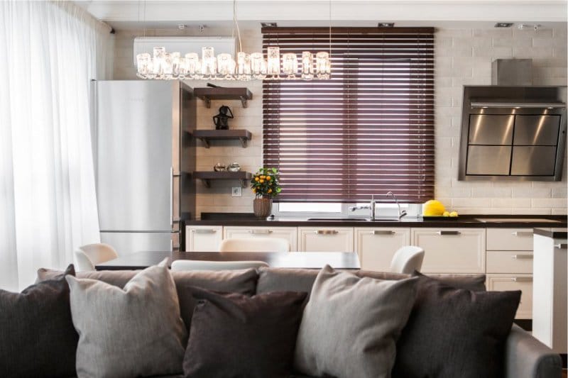 Bruine gordijnen in het interieur van de keuken