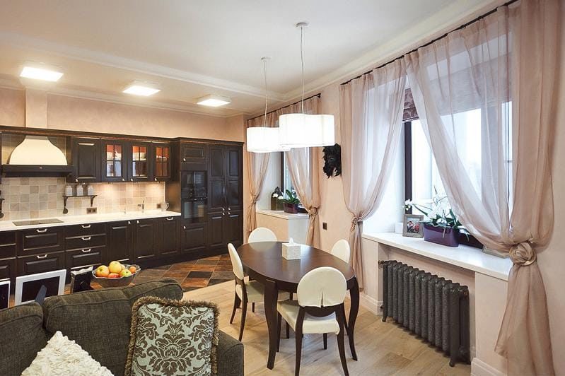 Bruine gordijnen in het interieur van de keuken