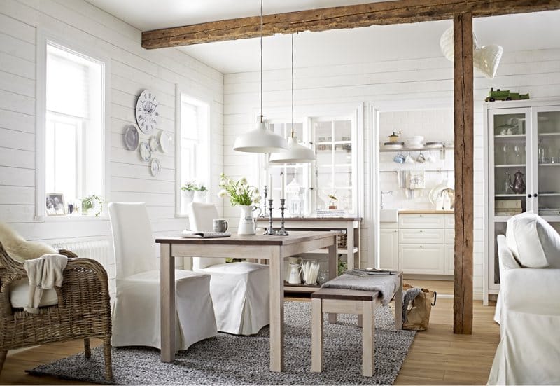 Tapete no interior da cozinha-sala de jantar em estilo country
