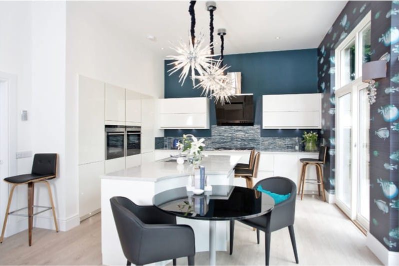 Behangblauw in het interieur van de keuken