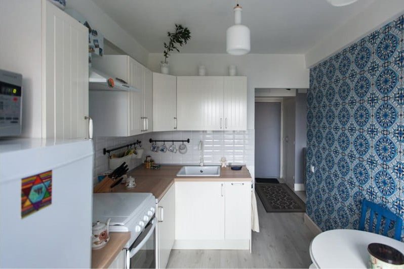 Behangblauw in het interieur van de keuken