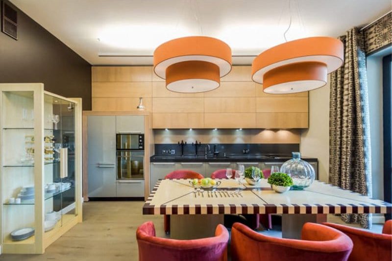 Oranje en bruine tinten in het interieur van de keuken