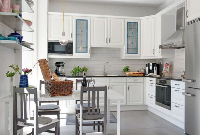 Blauwe accenten in het keukeninterieur