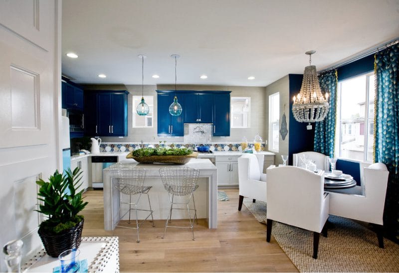 Blauwe gordijnen in het interieur van de keuken