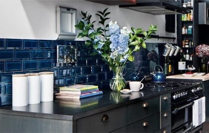 Blauwe schort in het interieur van de keuken