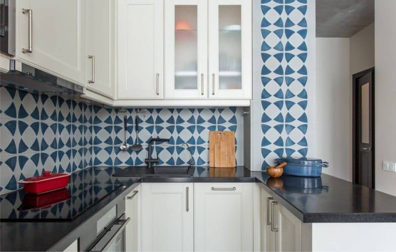 Blauwe schort in het interieur van de keuken