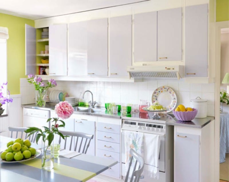 Cozinha lilás clara com uma parede verde no interior