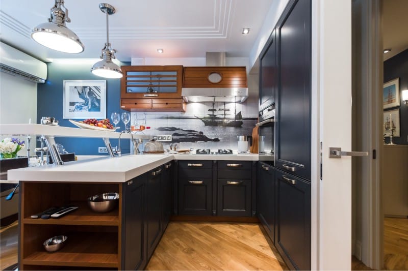 Donkerblauwe keuken in zee-stijl