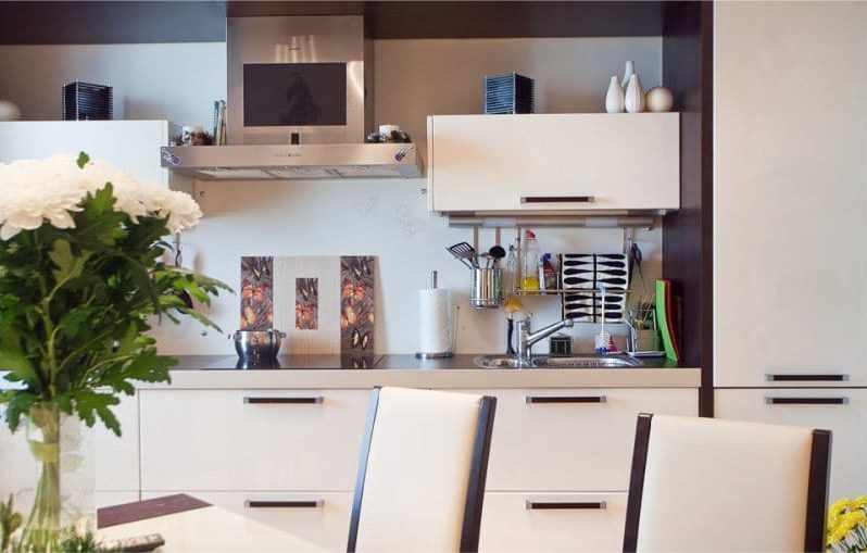 Vanille en bruine kleur in het interieur van de keuken