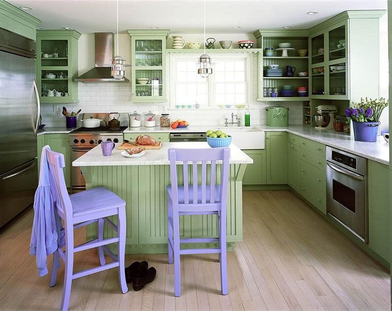 Cozinha verde com cadeiras lilás