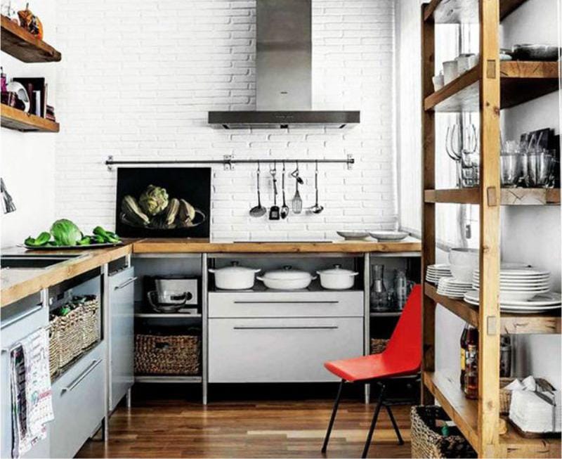 Cremalheira no interior de uma pequena cozinha