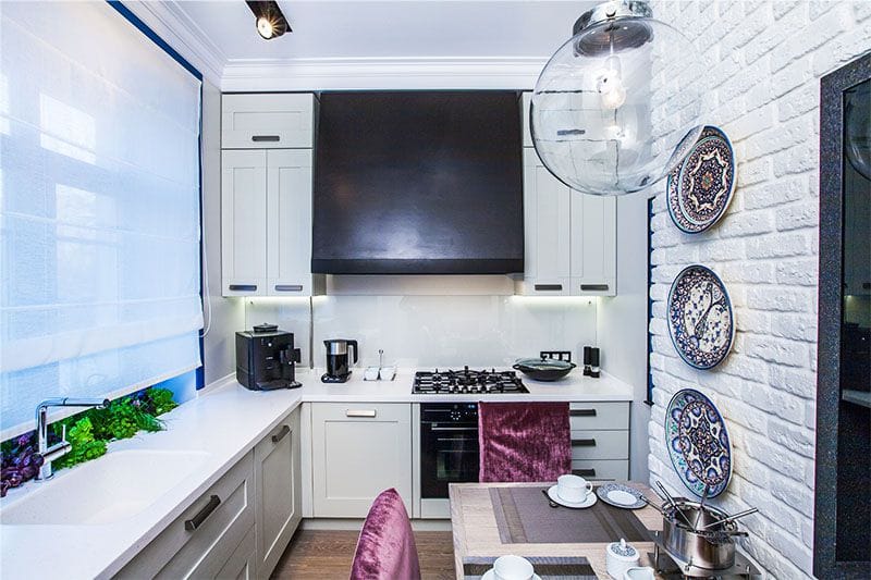 Cuina interior de 9 places. m de colors brillants amb detalls de color vermell