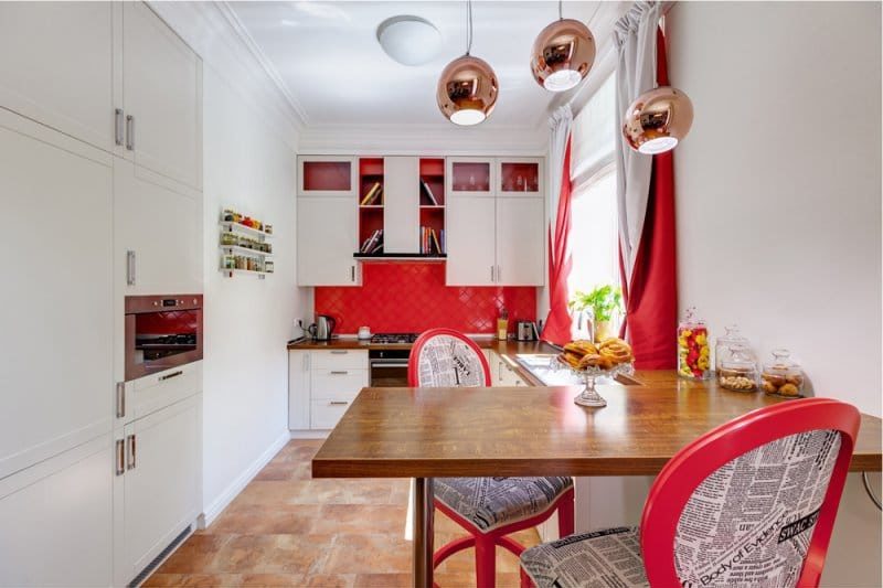 Cuina interior de 9 places. m de colors brillants amb detalls de color vermell