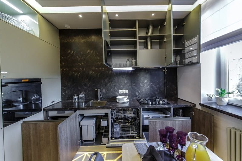 Área de cozinha em forma de L de 11 metros quadrados. metros