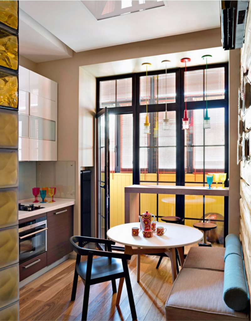 Cucina con finestra francese
