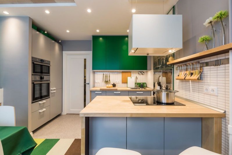 Cozinha de 15 metros com janela de sacada e península
