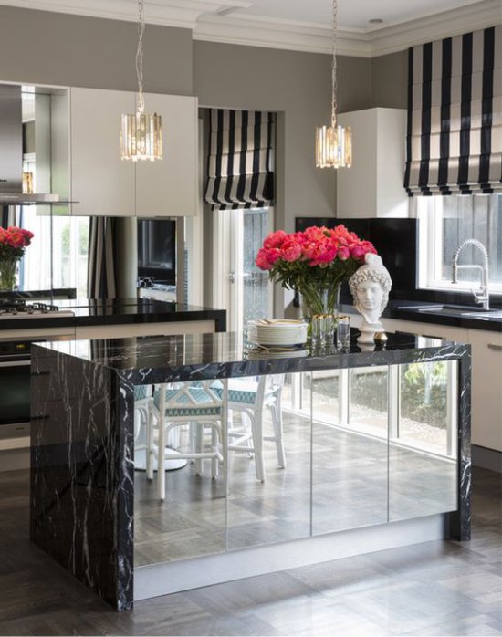 Cucina con facciate a specchio