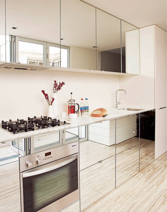 Cucina con facciate a specchio