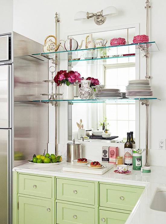 Cucina con specchio di fronte alla finestra