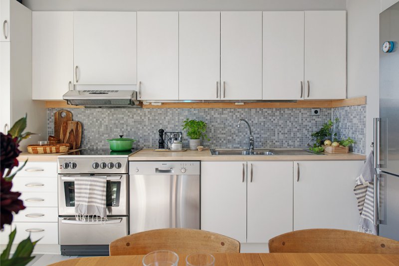 Layout linear no interior da cozinha 15 metros quadrados. m
