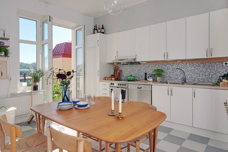 Layout linear no interior da cozinha 15 metros quadrados. m